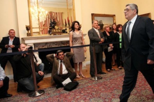 Oι δημοσιογράφοι υποδέχτηκαν τον Μιχαλολιάκο καθιστοί