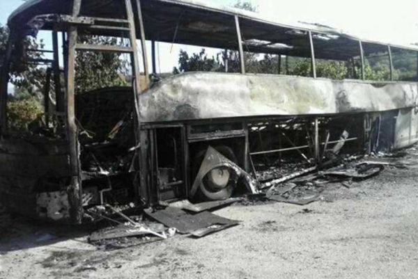 Πυρπόλησαν το πούλμαν του Ολυμπιακού! (photos+video)