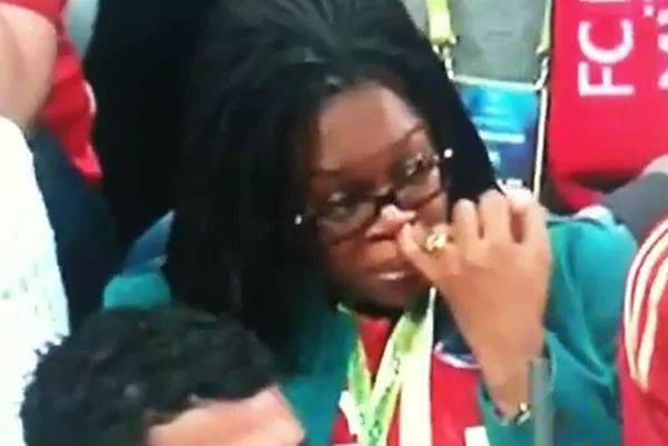 Σκάλιζε τη μύτη της στον τελικό του Champions League (video)