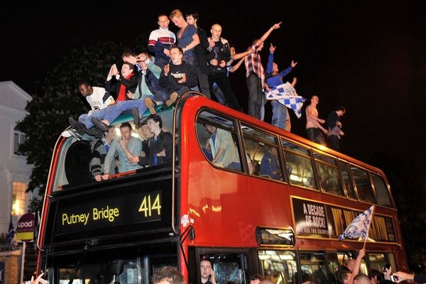 Ξεχύθηκαν στους δρόμους του Λονδίνου οι οπαδοί της Τσέλσι