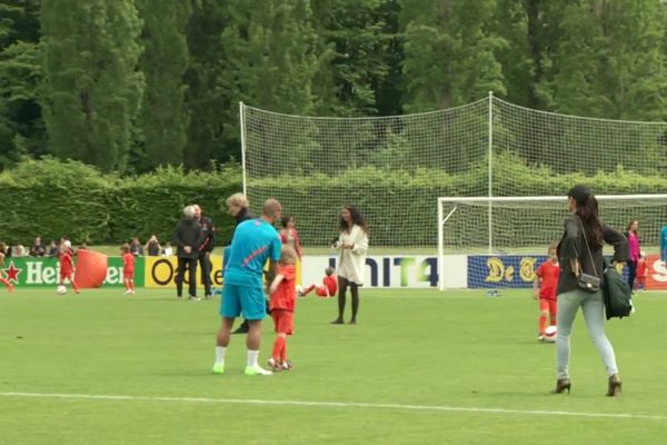 Euro 2012: Τα παιδιά των Ολλανδών στην προπόνηση των «οράνιε» (video)