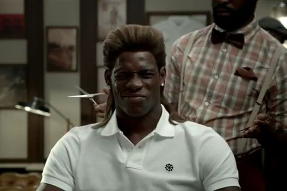 Όταν ο Μπαλοτέλι… κουρεύεται! (video)