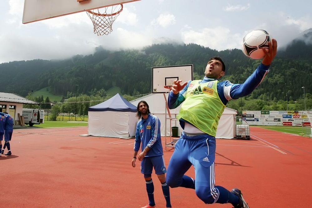 Οι ποδοσφαιριστές της Εθνικής ξέρουν και από... μπάσκετ (photos+videos)
