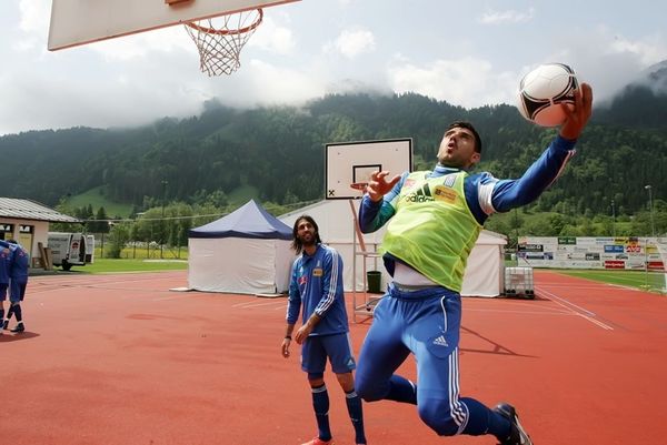 Οι ποδοσφαιριστές της Εθνικής ξέρουν και από... μπάσκετ (photos+videos)