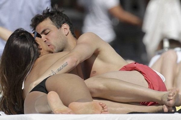 Η σέξι Ντανιέλα Σεμαάν χαλαρώνει τον Σεσκ Φάμπρεγας για το Euro 2012! (photos) 