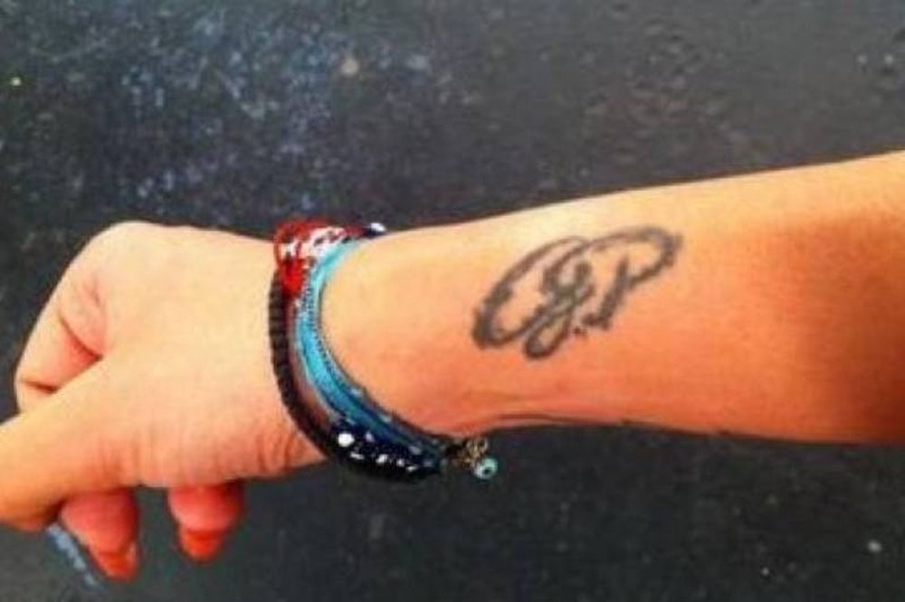 Ποια επώνυμη Ελληνίδα «χτύπησε» tattoo με το όνομα του συντρόφου της; 