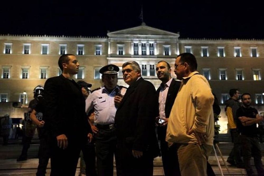 Δεν άφησαν τη Χρυσή Αυγή να καταθέσει στεφάνι στον Άγνωστο Στρατιώτη 