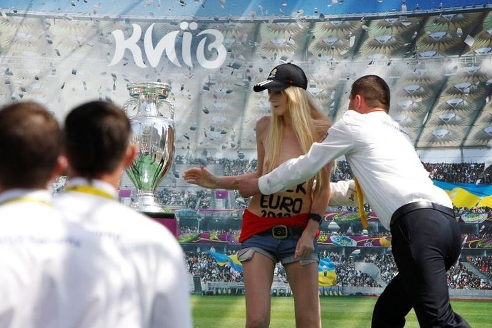 Η γυμνή… πλευρά του Euro 2012 (photos+videos)