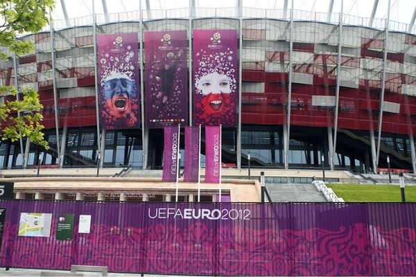 Euro 2012: Η Βαρσοβία φόρεσε τα... καλά της (photos+video)