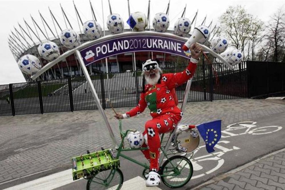 Euro 2012: Ταξίδι Πορτογάλου με ποδήλατο!