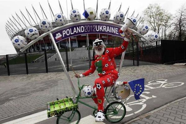 Euro 2012: Ταξίδι Πορτογάλου με ποδήλατο!