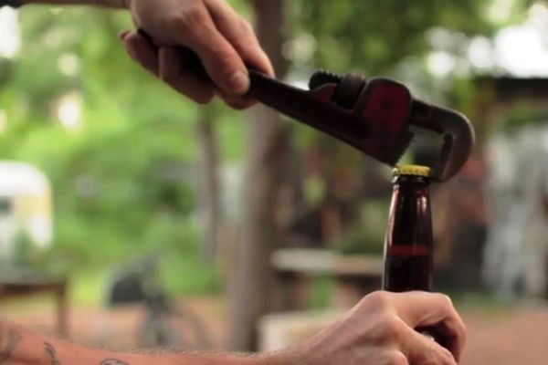 Πενήντα τρόποι για... ν' ανοίξεις μία μπύρα! (video)