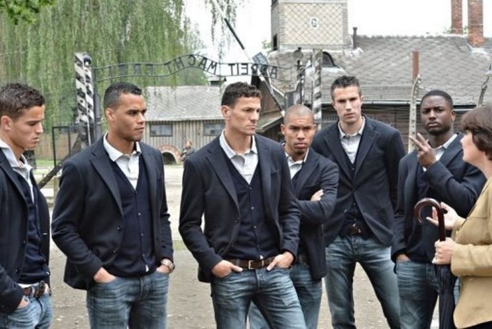 Euro 2012: Επισκέφθηκε το Άουσβιτς η Ολλανδία