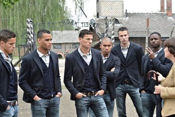 Euro 2012: Επισκέφθηκε το Άουσβιτς η Ολλανδία