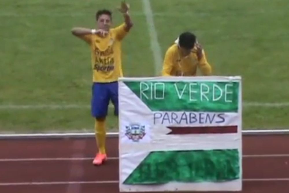 Βάζει γκολ αλλά είναι... DJ! (video)