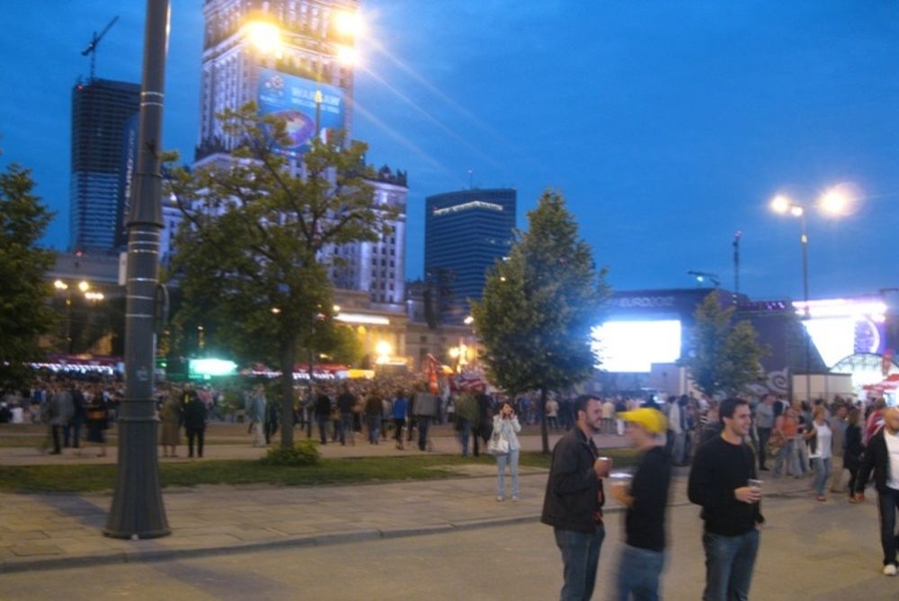 Euro 2012: Άνοιξε η «Fan Zone» στη Βαρσοβία (videos)