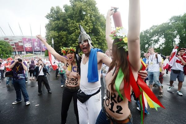 Διαμαρτυρία της FEMEN στο Πολωνία – Ελλάδα (photos+video)