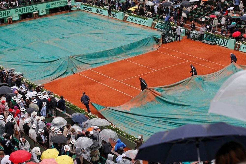  Διεκόπη λόγω βροχής ο τελικός του Roland Garros, συνεχίζεται τη Δευτέρα (photos+video)