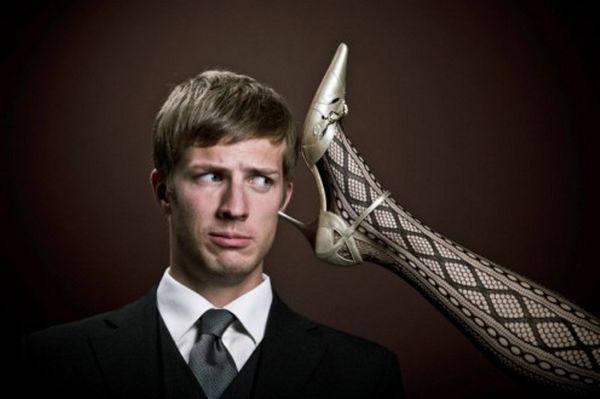 Κακοποίηση... άνδρα με γόβα από τη σύντροφό του (video)