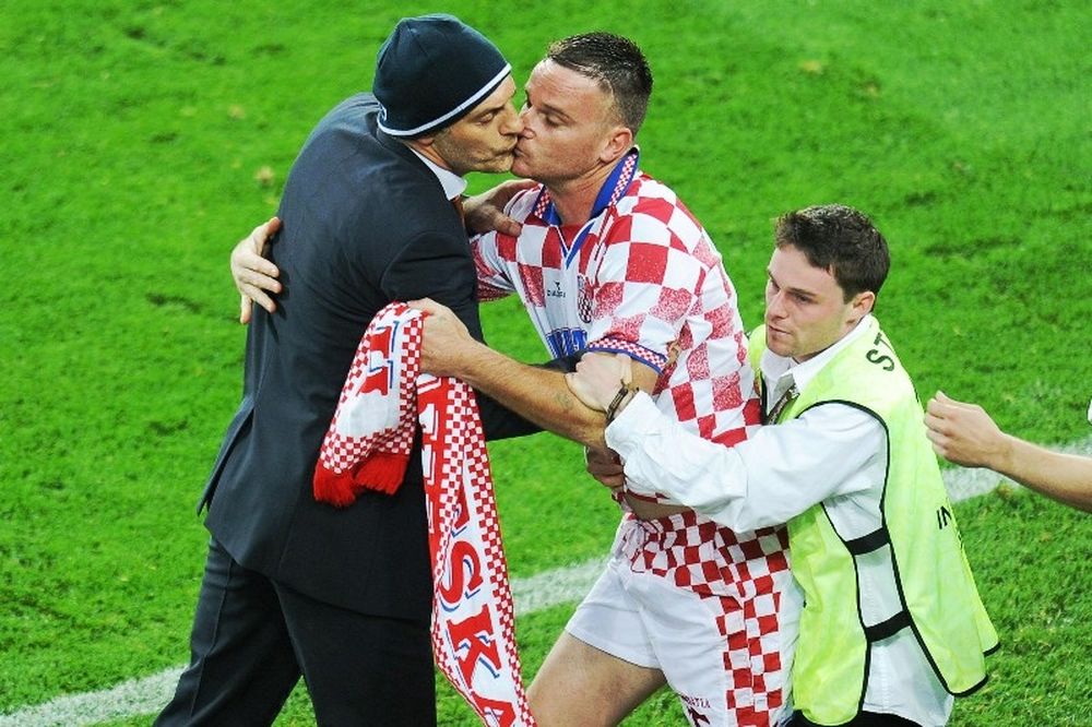 Euro 2012: Κροάτης φίλησε τον Μπίλιτς στο… στόμα! (video)