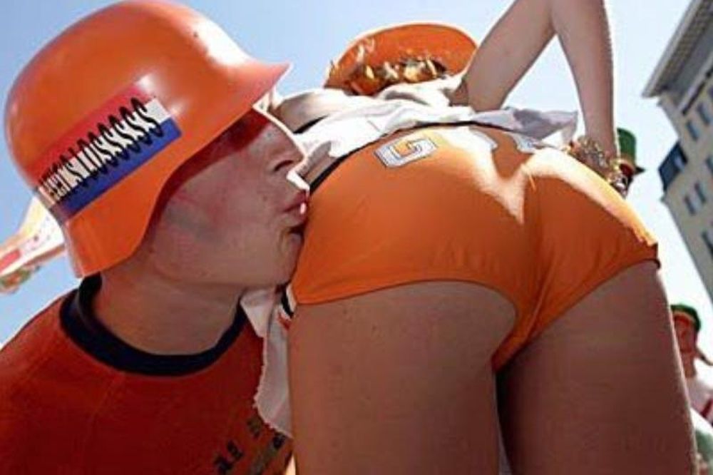 Euro 2012: Καυτά φιλιά και... πασαρέλα στην εξέδρα (photos)
