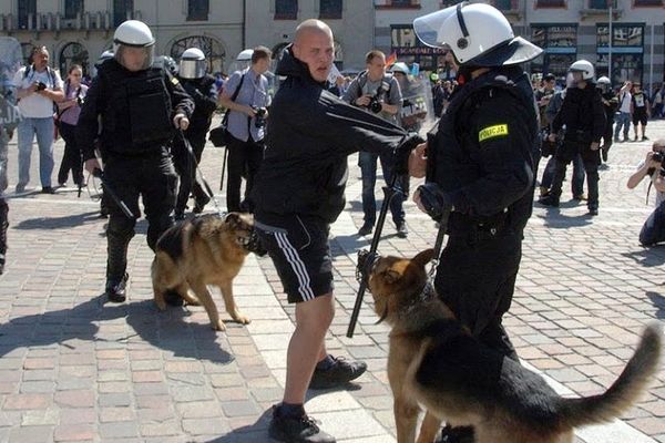 Επίθεση σε Πολωνό φίλαθλο από Ρώσους χούλιγκανς!