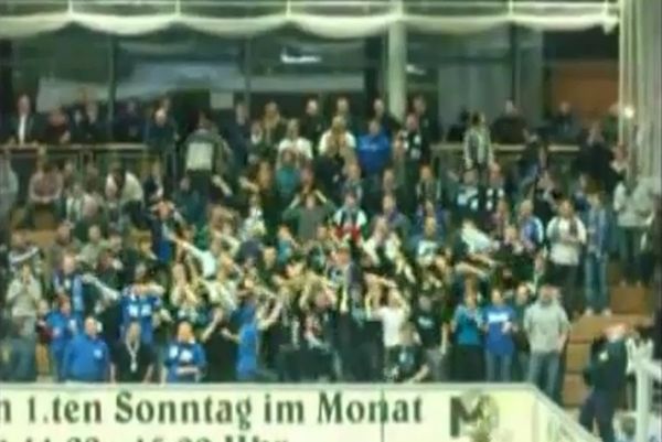 Βολέ στα... μούτρα σεκιουριτά (video)