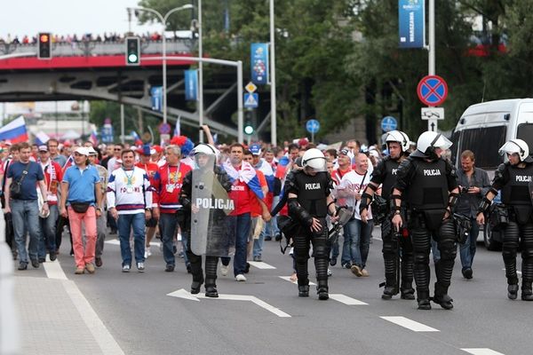Euro 2012: Απούσα η... αστυνομία και ξύλο, ξύλο, ξύλο (Videos)