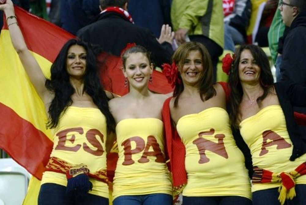 Euro 2012: Ομορφιές και… μπίρα (photos)