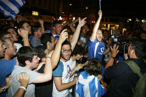 «Δεν έχουμε δουλειά, δεν έχουμε ευρώ, όμως θα σηκώσουμε το Ευρωπαϊκό» (photos)