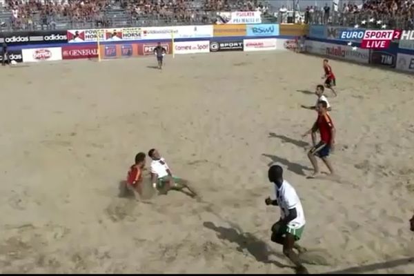 Απίστευτος τραυματισμός σε αγώνα beach soccer! (video)