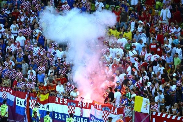 Euro 2012: Χαμός στην Ελβετία με Κροάτες (video)