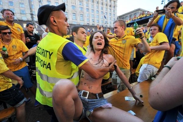 Euro 2012: Η FEMEN επέστρεψε (photos)