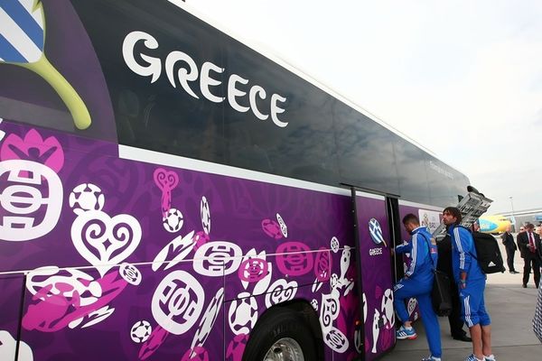 Euro 2012: Επιστρέφει με ψηλά το κεφάλι η Εθνική Ελλάδας