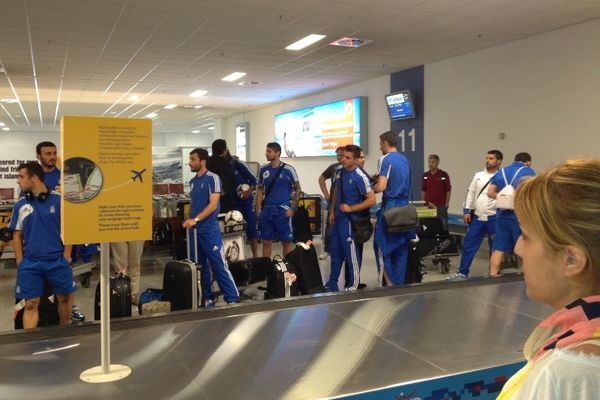 Euro 2012: Αποθεώθηκαν οι Έλληνες διεθνείς στο αεροδρόμιο! (photos)