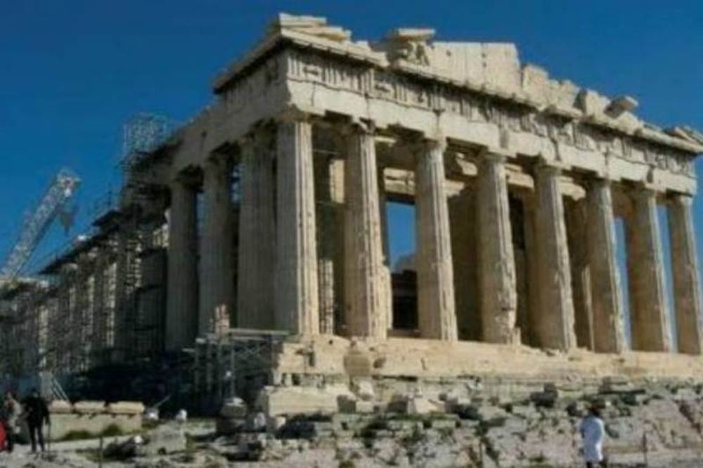 Άνδρας έπεσε από τον βράχο της Ακρόπολης 