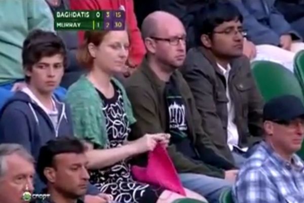 Έπλεκε την ώρα του αγώνα! (video)