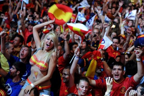Oι Ισπανίδες τα... έβγαλαν όλα στους πανηγυρισμούς!(photos)