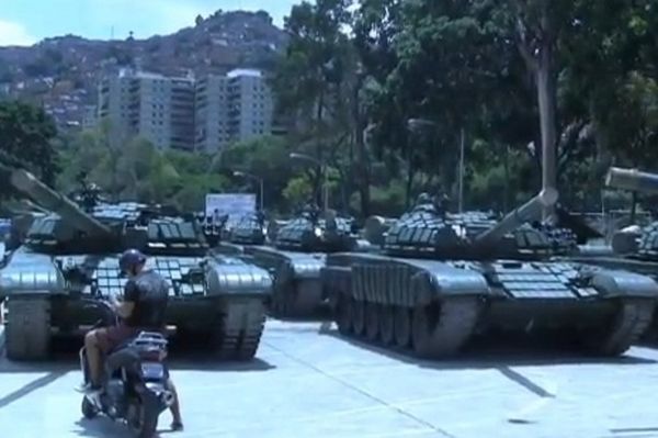 Τα τανκς που «ακολουθούν» την Εθνική στη Βενεζουέλα (video)