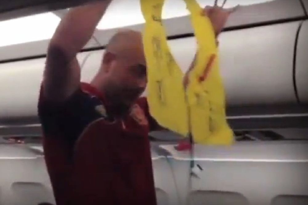 Euro 2012: Ο Ρέινα... αεροσυνοδός! (video)