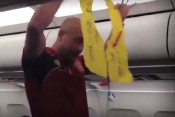 Euro 2012: Ο Ρέινα... αεροσυνοδός! (video)