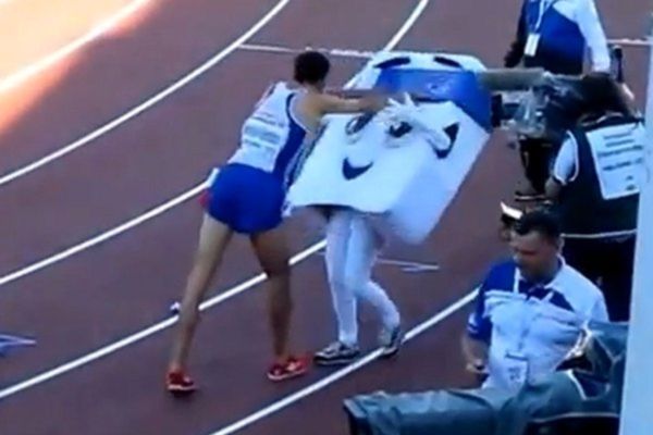 Τα έβαλε με τη μασκότ ο Μπενεμπάντ (video)