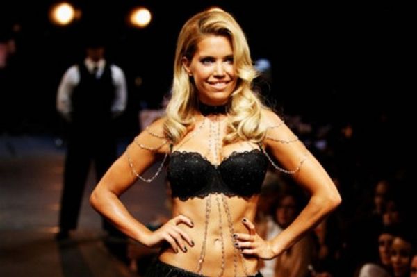 Η Σιλβί Φαν ντερ Φάαρτ στην πασαρέλα! (photos+video)