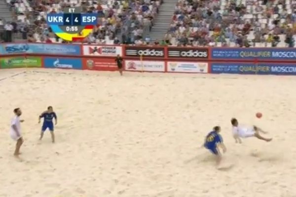 Απίστευτο «ψαλίδι» στο beach soccer! (video)