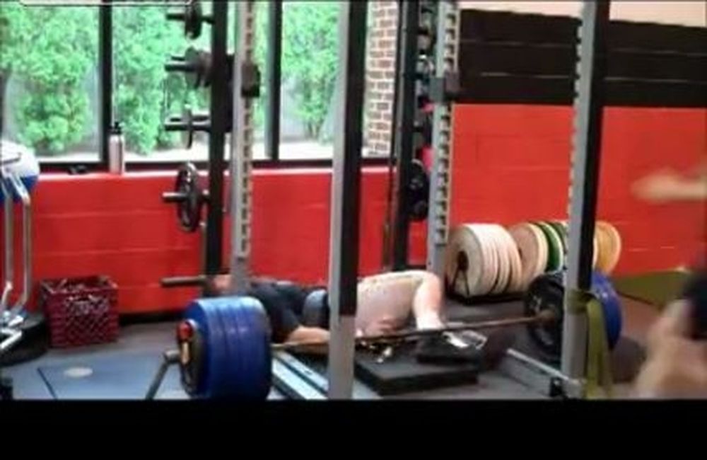 Τα... σηκώνει και πέφτει ξερός (video)