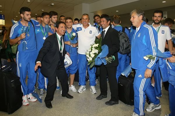 Έφτασε η αποστολή της Εθνικής Νέων (photos)