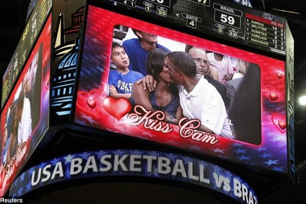 Το ζεύγος Ομπάμα στην Kiss Cam (photos+videos)