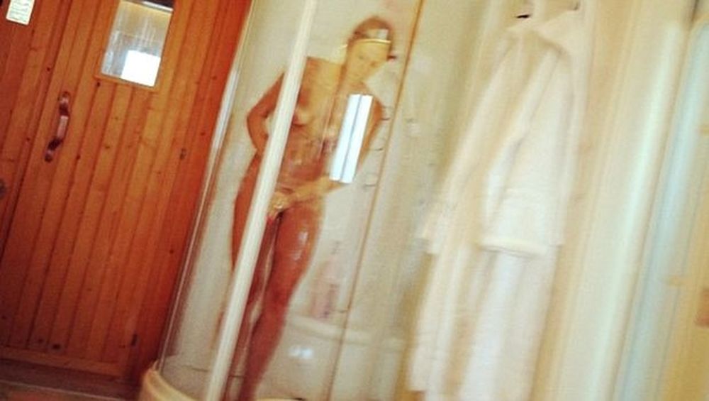 Η κόρη Κανιθάρες φωτογράφισε γυμνή τη μαμά της!