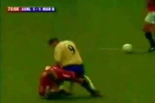 Μποξ και... καράτε στα γήπεδα (video)