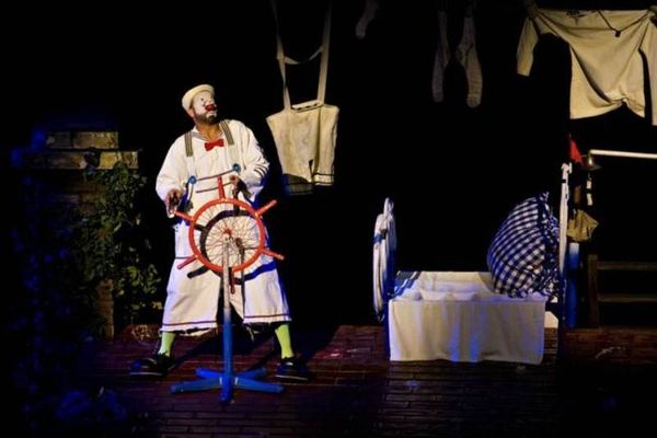 Κάποτε γυμναστής, τώρα κλόουν! (photos)